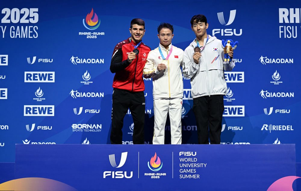 德国莱茵-鲁尔大运会26日产生了体操全部10个单项的冠军，中国队获得其中三个项目的金牌，分别是高低杠、吊环和男子跳马。