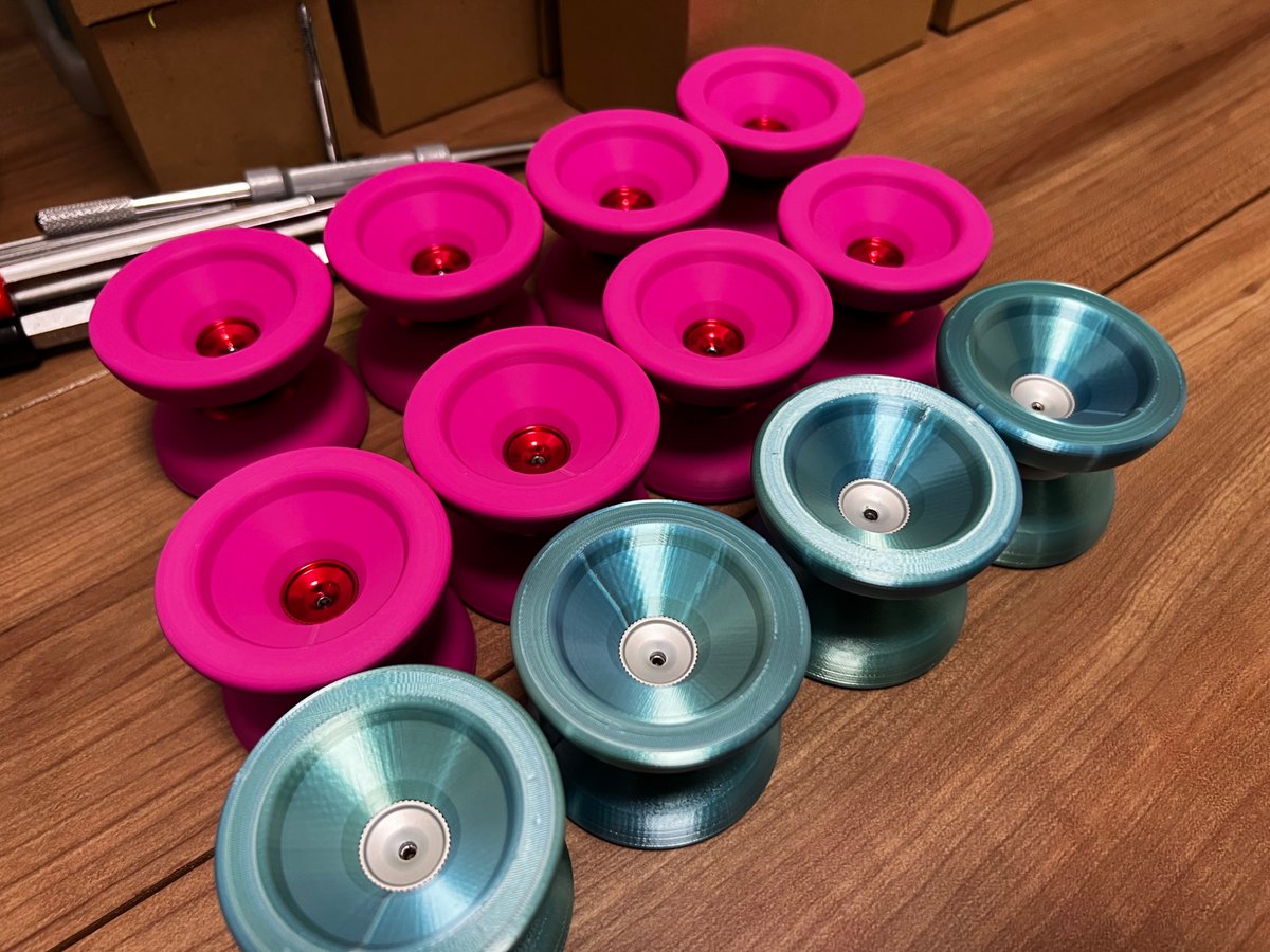 kendi44yoyo's tweet image. 大阪ヨーヨーフェスで先行販売する新作ヨーヨー "DEAR FRIEND"の組み立て作業を行なっています。色はショッキングピンクボディ・レッドコアとブルーハワイボディ・シルバーコアの2色展開。

#OYF #KYLINYOYO
