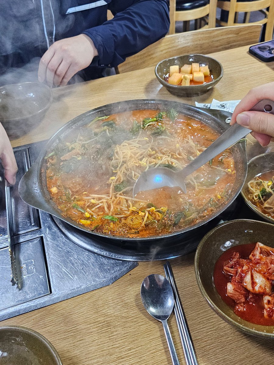 Ryza2022's tweet image. ホルモン寄せ鍋 / 곱창전골