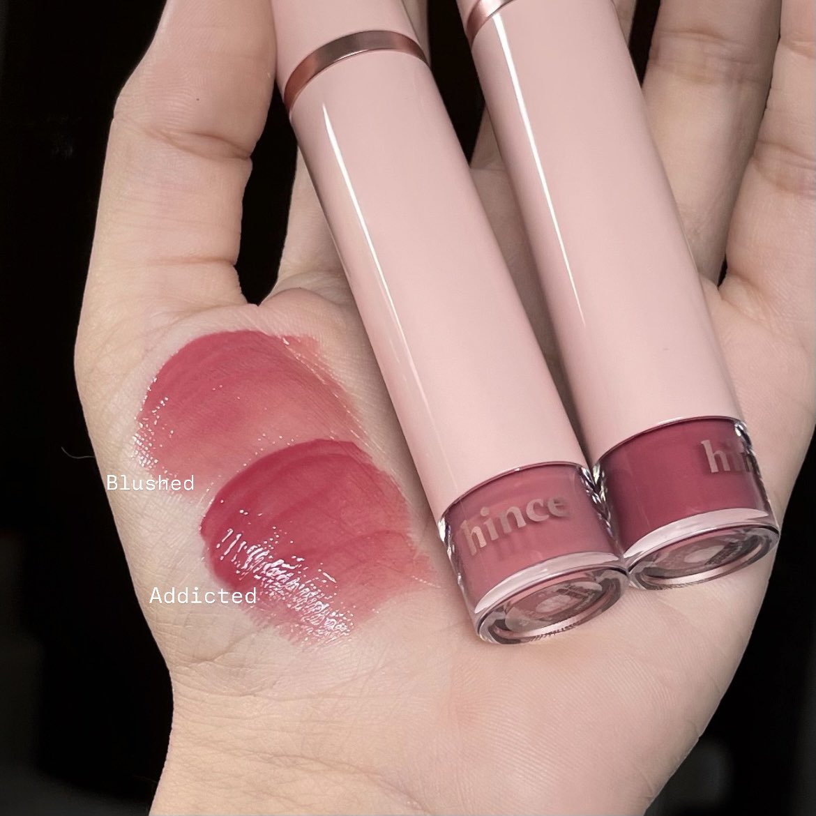 mmytype_'s tweet image. เห็นในตตน้องพั้นรักแมวใช้ลิปhince รุ่นแท่งยาว น่าจะสี01 new allure เลยมาแปะสีเพิ่มให้อีก2สีโทนใกล้ๆกันสวยมาก blushed&amp;amp; addicted 🎀