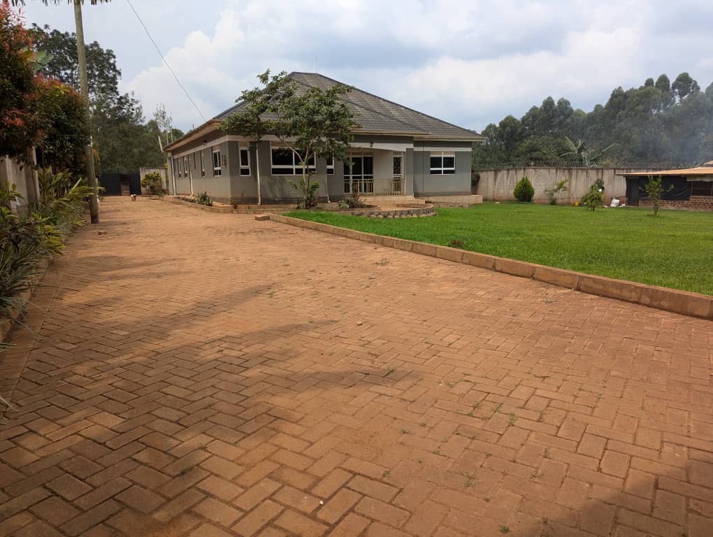KMT_properties's tweet image. A house for sale in Wakiso Nkoowe seated on 3 acres 4 bedrooms only 3.5 kilometers off tarmac ready title at 850m negotiable Whatsapp or call 0786396665