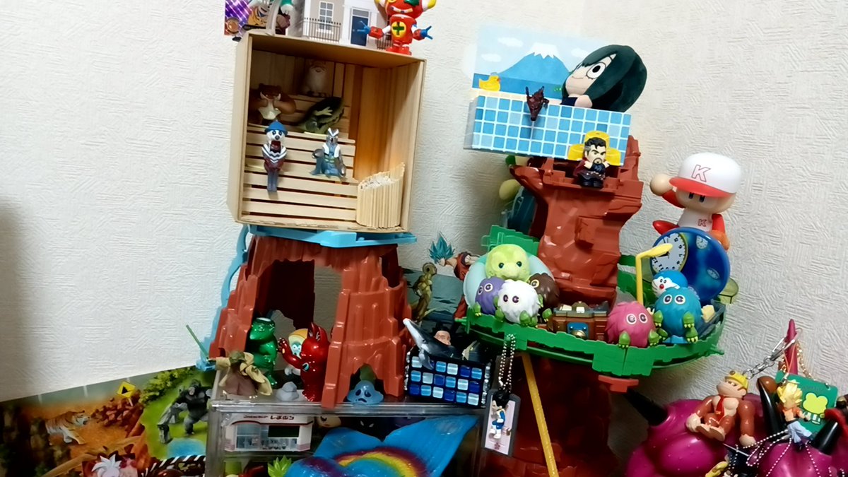 whattta's tweet image. 星人サウナのガチャがクレゲ倉庫本庄店で300円に値下がっていたので2回やってきました！！

早速、以前僕のおもちゃの街に作ったサウナに入ってもらいました♪♪♨

#机の上の私の世界