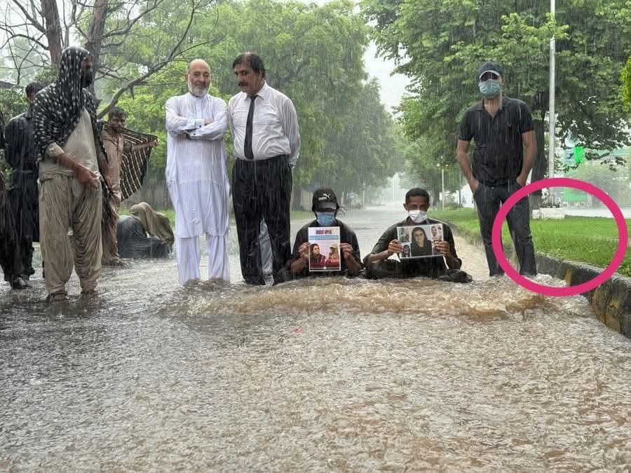 SyedHiDr7's tweet image. وہ چاہتے تو فٹ پاتھ پر بیٹھ کر بھی احتجاج کر سکتے تھے لیکن انہوں نے چِکڑ میں بیٹھ کر تصویریں بنوانا زیادہ مناسب سمجھا.🤧😁