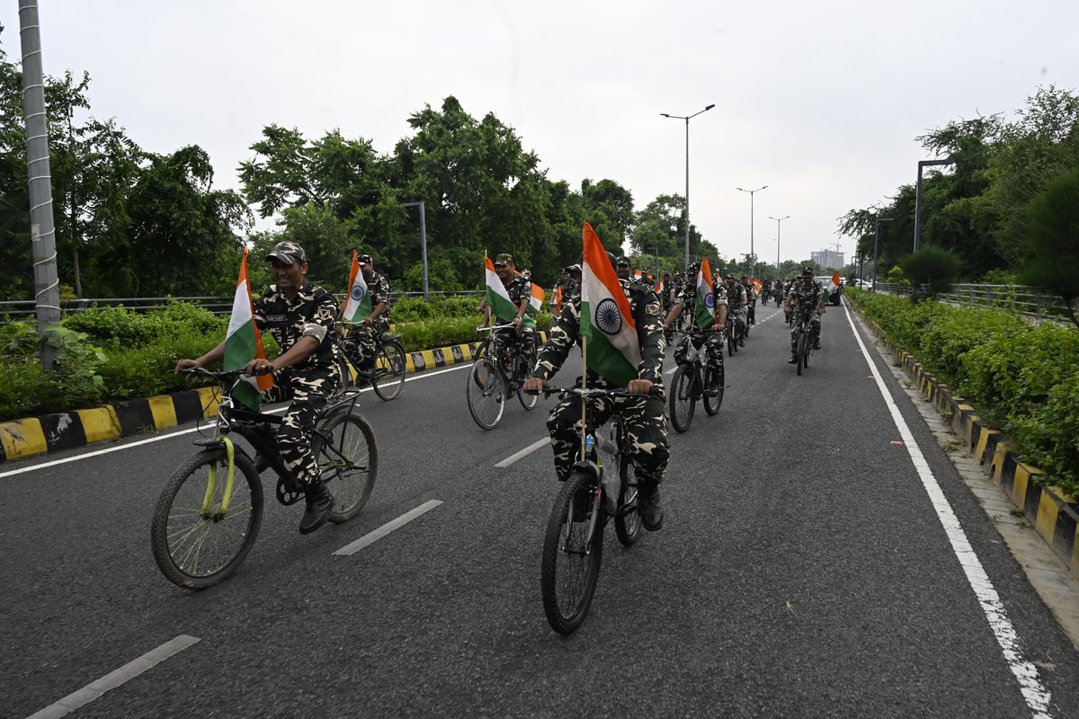 SSBFTRLUCKNOW's tweet photo. 27th July 2025, a cycle rally to commemorate #VijayDivas was organised by Frontier Headquarters #SSB at #G20Lucknow road. The rally led by Sh Rajesh Thakur DIG was participated by over 300 officers, Jawans and civilians and covered a distance of 10 kms.@SSB_INDIA @PIBHomeAffairs https://t.co/SnTK1dNMnP