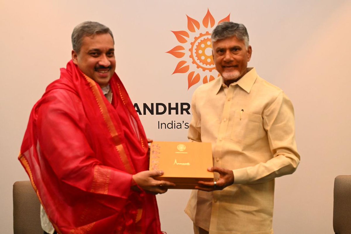 Trends4TDP's tweet image. Hon’ble Chief Minister Shri N. Chandrababu Naidu Garu met with Dr. Shilpak Ambule, High Commissioner of India to Singapore.
#ChandrababuNaidu #TDPTwitter
