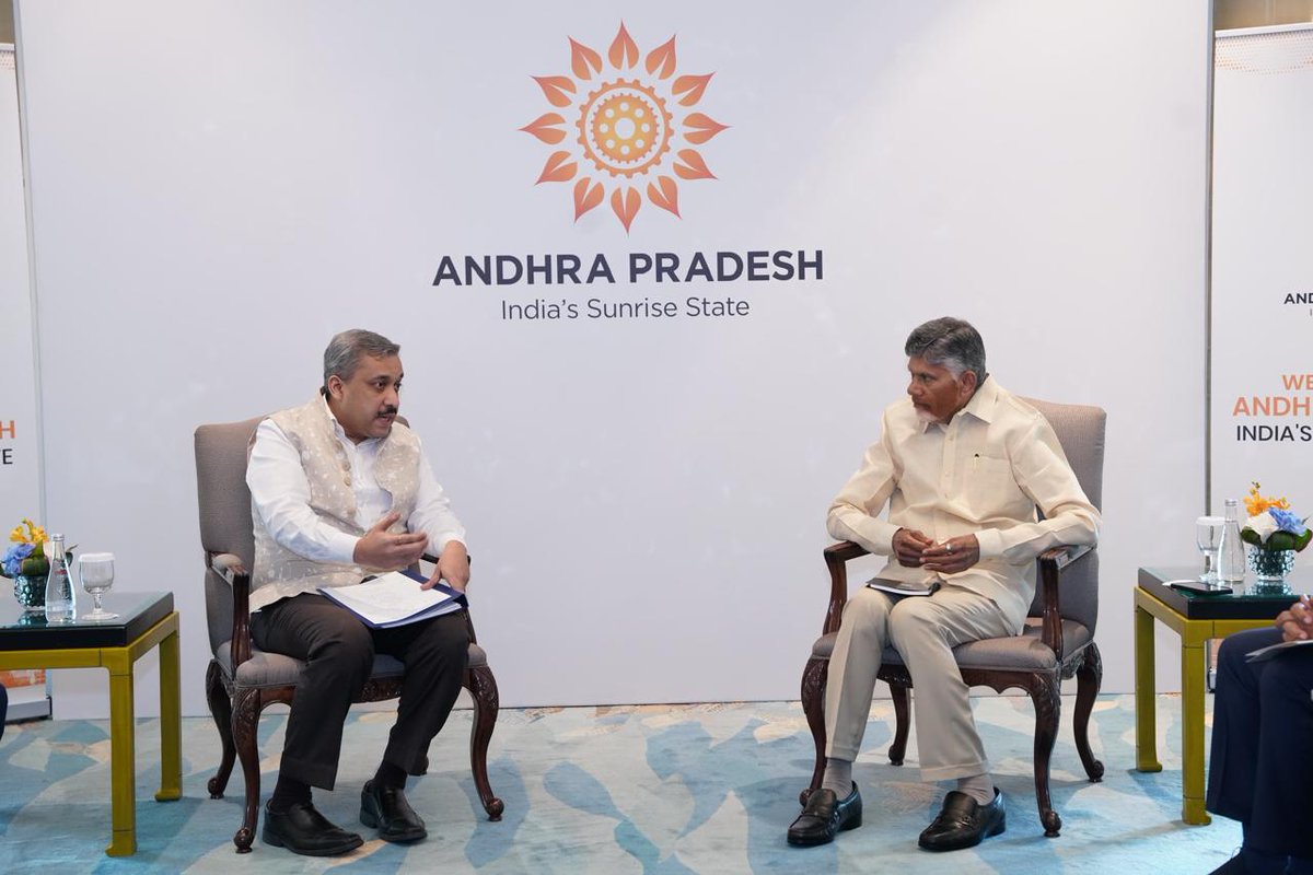 Trends4TDP's tweet image. Hon’ble Chief Minister Shri N. Chandrababu Naidu Garu met with Dr. Shilpak Ambule, High Commissioner of India to Singapore.
#ChandrababuNaidu #TDPTwitter