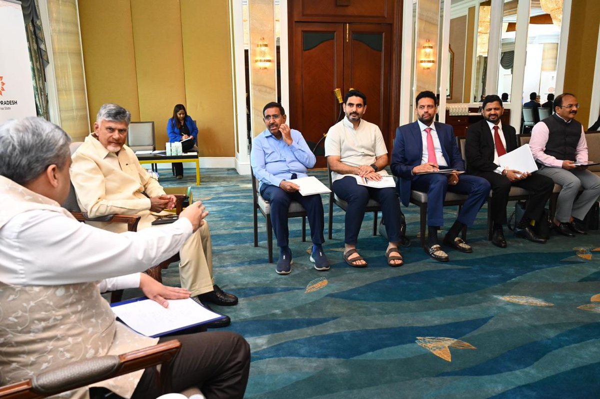 Trends4TDP's tweet image. Hon’ble Chief Minister Shri N. Chandrababu Naidu Garu met with Dr. Shilpak Ambule, High Commissioner of India to Singapore.
#ChandrababuNaidu #TDPTwitter