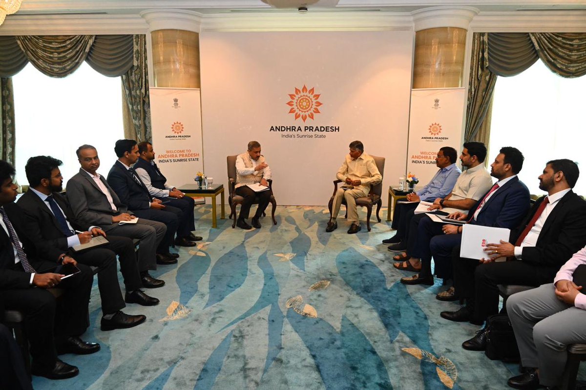 Trends4TDP's tweet image. Hon’ble Chief Minister Shri N. Chandrababu Naidu Garu met with Dr. Shilpak Ambule, High Commissioner of India to Singapore.
#ChandrababuNaidu #TDPTwitter