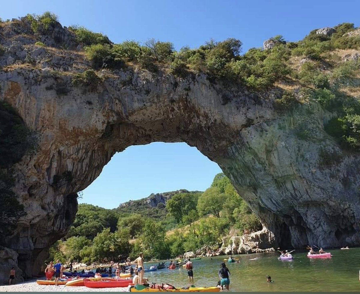Polit1cswithM's tweet image. Swimming under the imposing stone arch is an incredible sensation. With these two beaches upstream and downstream, the Pont d'Arc site is a delight in spring and summer for swimmers. It is also the essential passage for the tens of thousands of "adventurers" who embark on the…