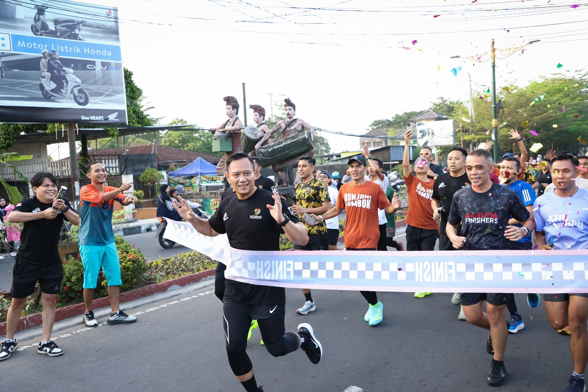Pagi tadi bersama Menteri <a href="/ekraf_ri/">Kementerian Ekonomi Kreatif RI</a> Teuku Riefky, Gubernur Nusa Tenggara Barat Bapak Lalu Muhammad Iqbal, teman-teman <a href="/korminasional/">KORMI Nasional</a>, berbagai komunitas lari dan masyarakat NTB, saya lari dalam Minggu Bugar bersama <a href="/korminasional/">KORMI Nasional</a> di 'Car Free Day' Kota Mataram.
