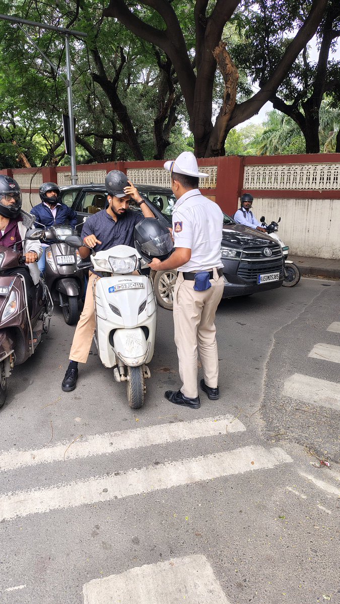 ಹಲಸೂರು ಸಂಚಾರ ಪೊಲೀಸ್ ಠಾಣಾ ವ್ಯಾಪ್ತಿಯಲ್ಲಿ ಸಾರ್ವಜನಿಕರಿಗೆ ಐಎಸ್ಐ ಮಾರ್ಕ್ ಹೆಲ್ಮೆಟ್ ಧರಿಸುವ ಕುರಿತು ಹಾಗೂ ಕಡ್ಡಾಯವಾಗಿ ಸಂಚಾರ ನಿಯಮಗಳನ್ನು ಪಾಲಿಸುವಂತೆ ಅರಿವು ಮೂಡಿಸಲಾಯಿತು