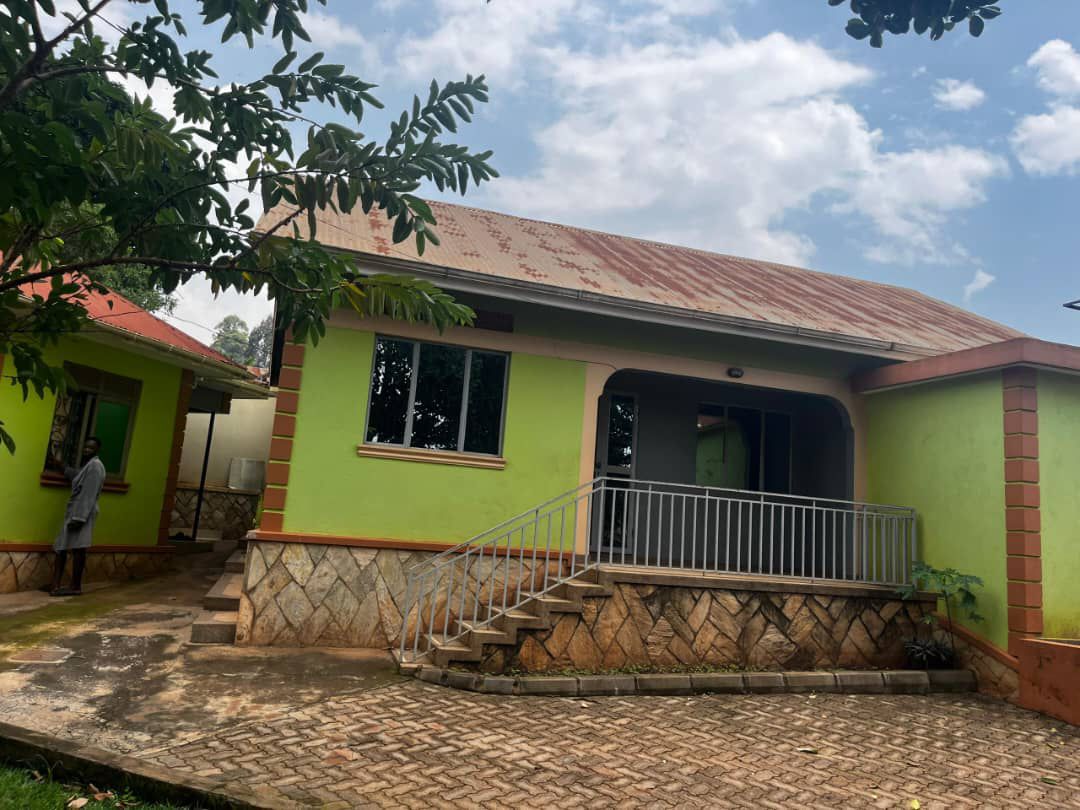 KMT_properties's tweet image. House for sale in Kyanja
3 bedrooms | 2 bathrooms | 14 decimals
Price 250m ugx
Ready title Whatsapp or call 0786396665