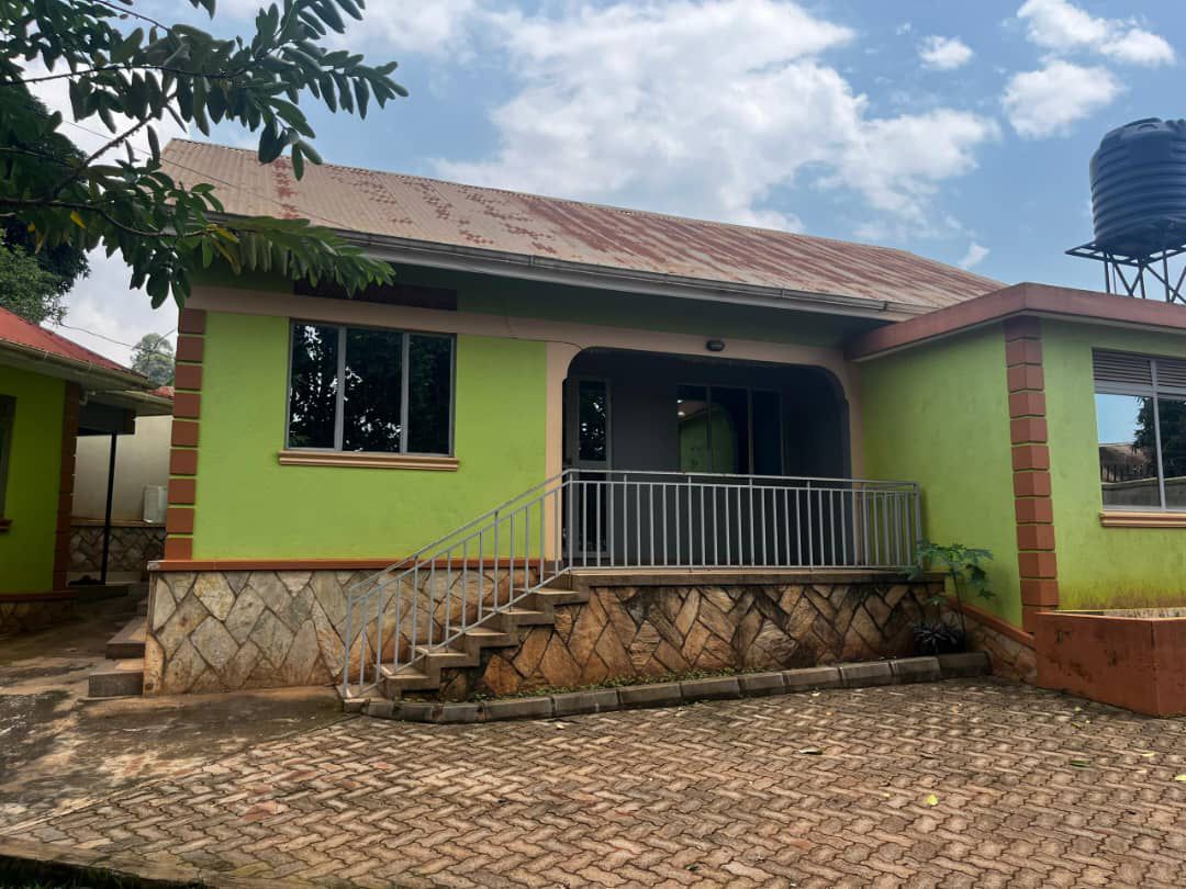 KMT_properties's tweet image. House for sale in Kyanja
3 bedrooms | 2 bathrooms | 14 decimals
Price 250m ugx
Ready title Whatsapp or call 0786396665