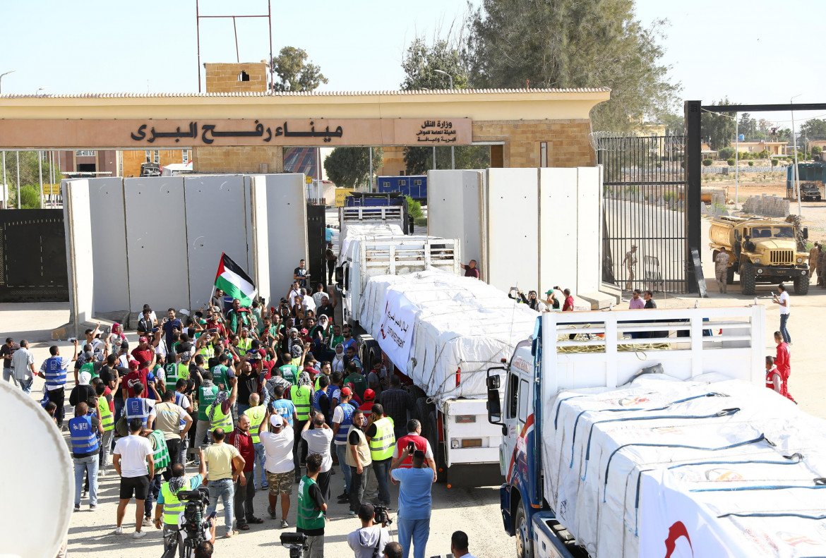 Flexgrimmy_'s tweet image. Un gran numero di camion carichi di aiuti umanitari, contenenti cibo, acqua e medicinali, si trova bloccato ai confini tra Egitto, Giordania e la Striscia di Gaza. Sebbene alcuni camion riescano a entrare a Gaza attraverso i valichi di Rafah e Kerem Shalom dopo essere statiโฆ