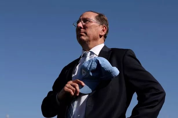 GloriousBotaYT's tweet image. When asked if he fears losing control of the club, Textor responded:

“I&apos;m not. I am the majority shareholder of Eagle and Ares is one of the investors. It is clear that I made mistakes in France when trying to be a reformer. The league is problematic and the federation wants to…