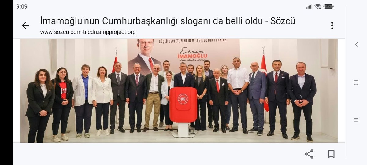Yeni bir oyun sahneyle sürülüyor baş rol oyuncuları ve figüranları bir arada görüyoruz