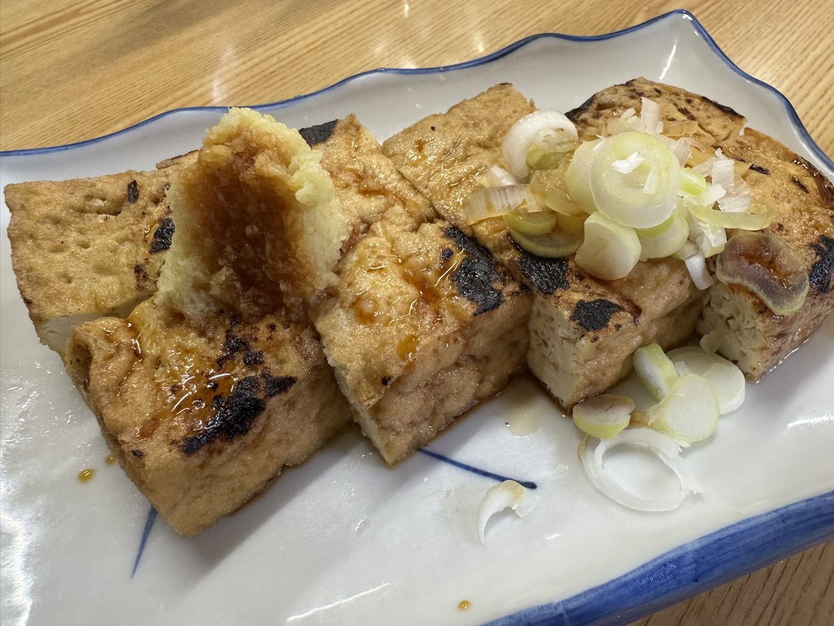 sssgmiso's tweet image. 川崎昼飲みの聖地・丸大ホール。NHKのドキュメンタリーで取り上げられた後どうなったか調査に来ましたが、元から超満員だからあんま関係ないですね。ちなみにオススメはカレー具。単体で食べても厚揚げとかハムエッグと一緒に食べてもいい。往年の巨人キムタクを思わせるユーティリティプレイヤー。