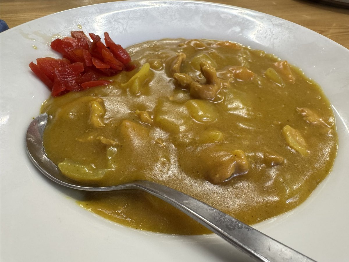 sssgmiso's tweet image. 川崎昼飲みの聖地・丸大ホール。NHKのドキュメンタリーで取り上げられた後どうなったか調査に来ましたが、元から超満員だからあんま関係ないですね。ちなみにオススメはカレー具。単体で食べても厚揚げとかハムエッグと一緒に食べてもいい。往年の巨人キムタクを思わせるユーティリティプレイヤー。