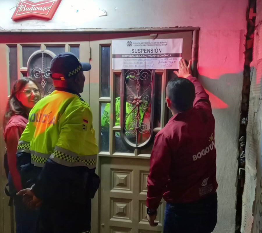 SeguridadBOG's tweet image. 🚨 ¡Pilas con el bar donde decide tomarse un trago!

Ingerir una sola gota, puede ser mortal. Por eso, en operativos en Bosa y Ciudad Bolívar hemos:

✅ Capturado al responsable de un establecimiento donde se hallaron 21 botellas adulteradas, con sellos falsos y reenvasadas.
✅…