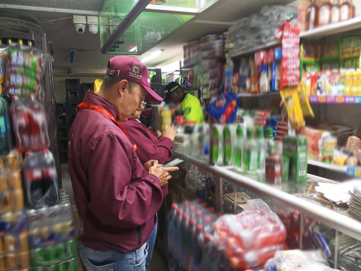 SeguridadBOG's tweet image. 🚨 ¡Pilas con el bar donde decide tomarse un trago!

Ingerir una sola gota, puede ser mortal. Por eso, en operativos en Bosa y Ciudad Bolívar hemos:

✅ Capturado al responsable de un establecimiento donde se hallaron 21 botellas adulteradas, con sellos falsos y reenvasadas.
✅…