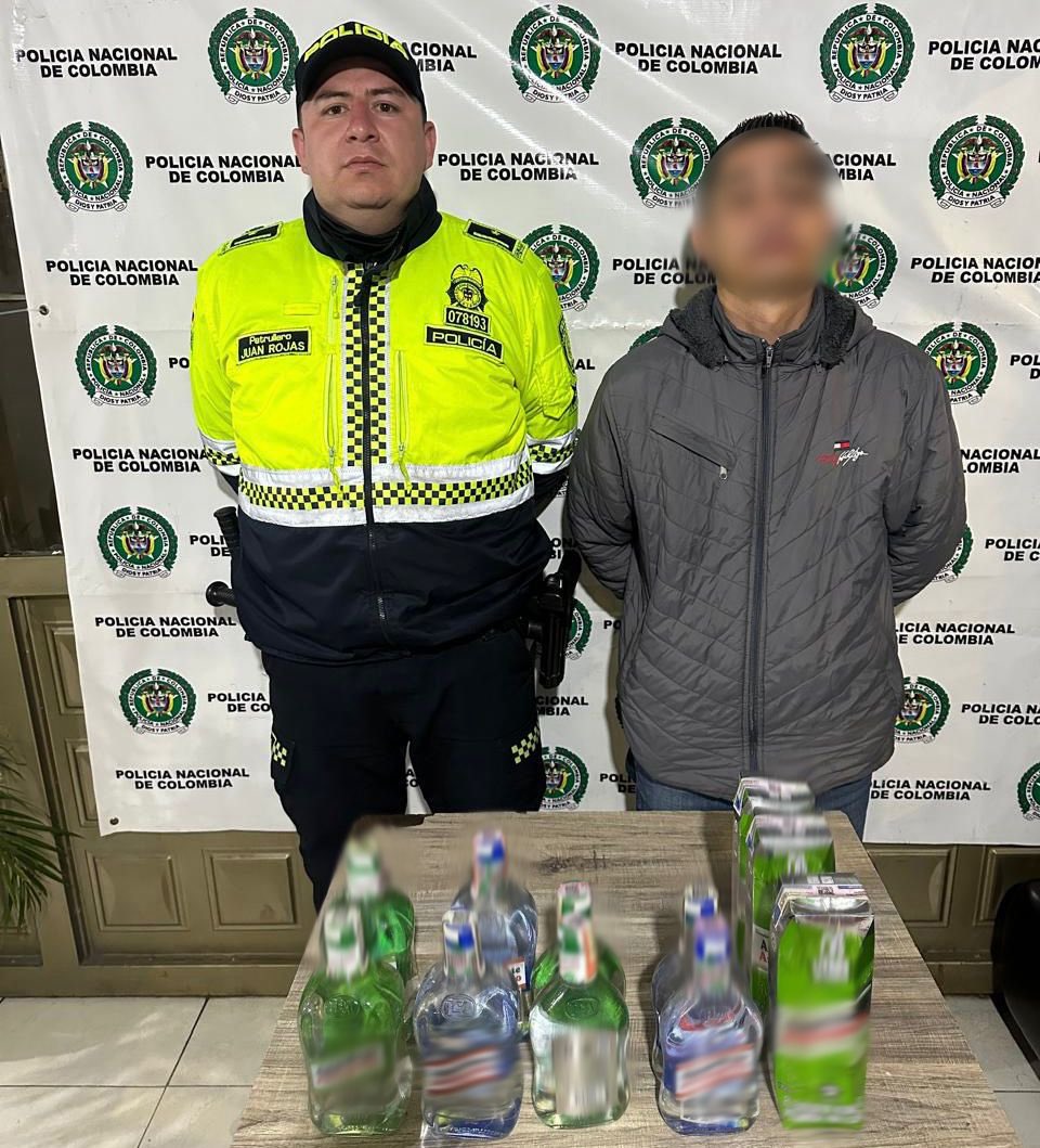 SeguridadBOG's tweet image. 🚨 ¡Pilas con el bar donde decide tomarse un trago!

Ingerir una sola gota, puede ser mortal. Por eso, en operativos en Bosa y Ciudad Bolívar hemos:

✅ Capturado al responsable de un establecimiento donde se hallaron 21 botellas adulteradas, con sellos falsos y reenvasadas.
✅…