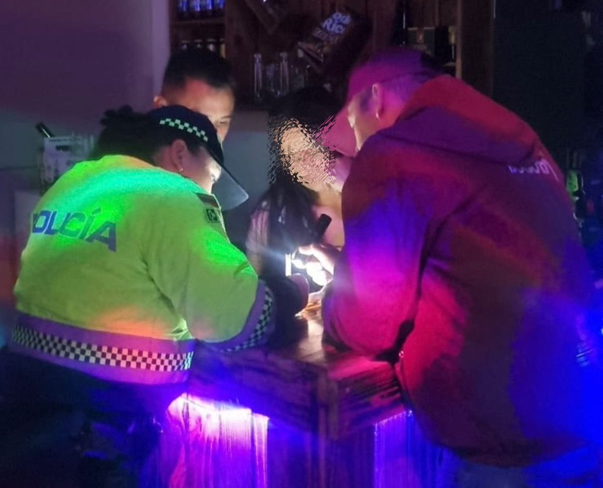 SeguridadBOG's tweet image. 🚨 ¡Pilas con el bar donde decide tomarse un trago!

Ingerir una sola gota, puede ser mortal. Por eso, en operativos en Bosa y Ciudad Bolívar hemos:

✅ Capturado al responsable de un establecimiento donde se hallaron 21 botellas adulteradas, con sellos falsos y reenvasadas.
✅…