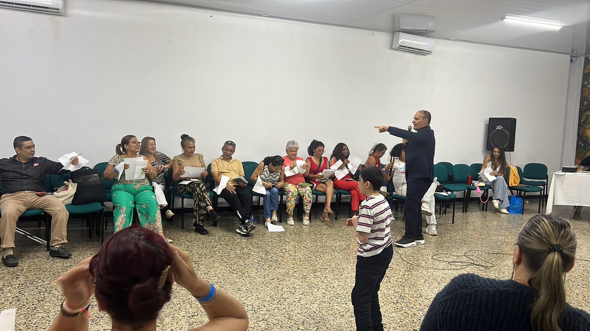 Fica_World1's tweet photo. Emotivos talleres, llenos de alegría, hicieron parte de la Semana Nacional del Cuidado.  El Dr. Paulo Castañeda, mentor de liderazgo, resaltó tres pilares esenciales de vida para las  y los cuidadores presentes: 1. resiliencia para levantarse en la adversidad. https://t.co/CTZLFyUU7u