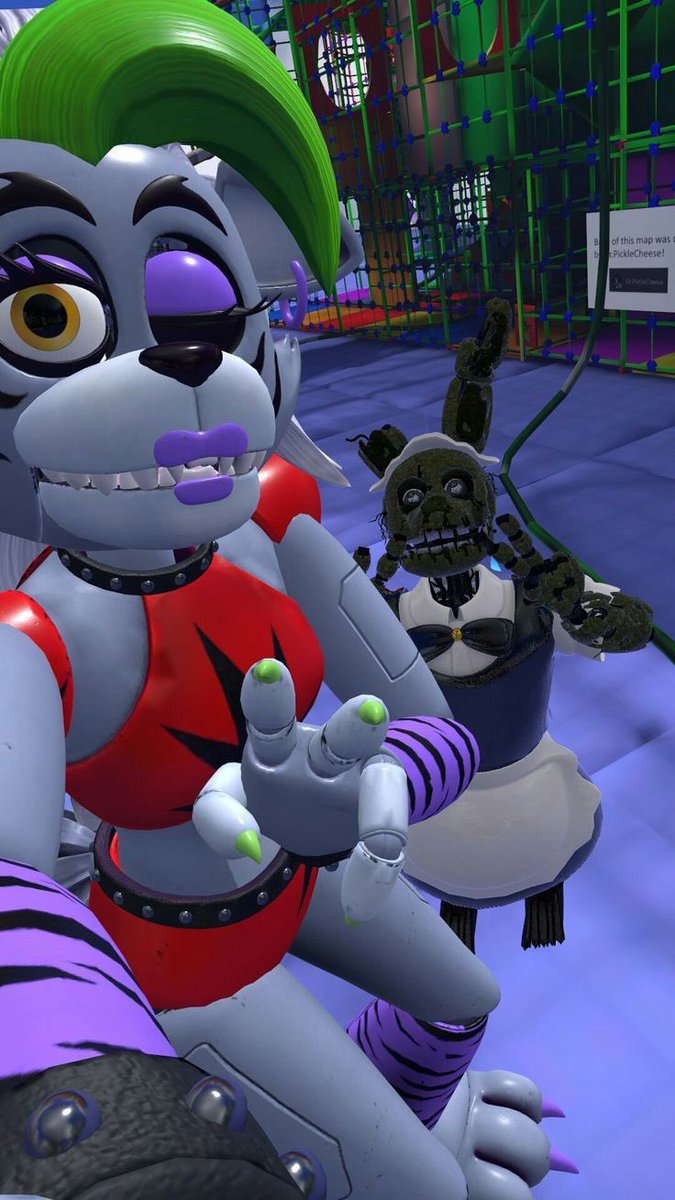 ROXXANE_WOLF0's tweet image. Look at this little guy!
