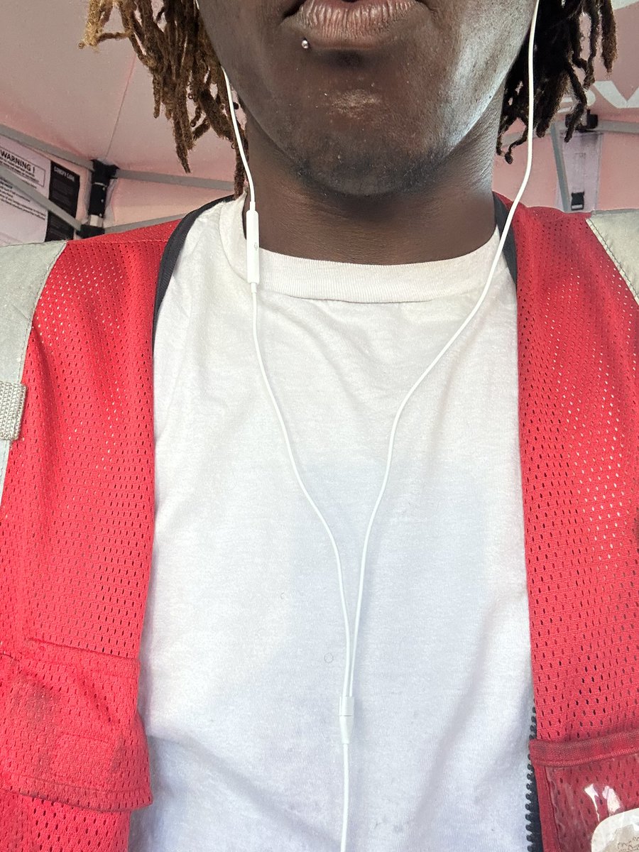 Blaxkstr's tweet image. Wired headphones at work where they already write me up for headphones ion give no fuck