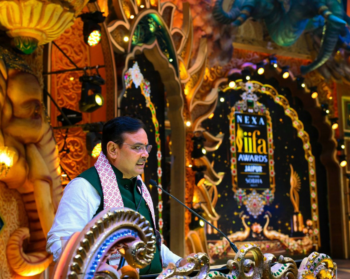 Aditya4bmr's tweet image. बुद्धिजीवी - भजनलाल ने 100 करोड़ IIFA और 500 करोड़ मंदिरों पर खर्च कर दिए इससे अच्छा स्कूलों को दे देते!
आदित्य- चल ना Xhutiye, मंदिरों से सरकार को हर वर्ष एक लाख करोड़ पैसे मिलते है।भजनलाल जी ने IIFA पर 100 करोड़ खर्च करके जयपुर को दुनिया के टॉप 5 पर्यटन शहरों में शामिल कर दिया