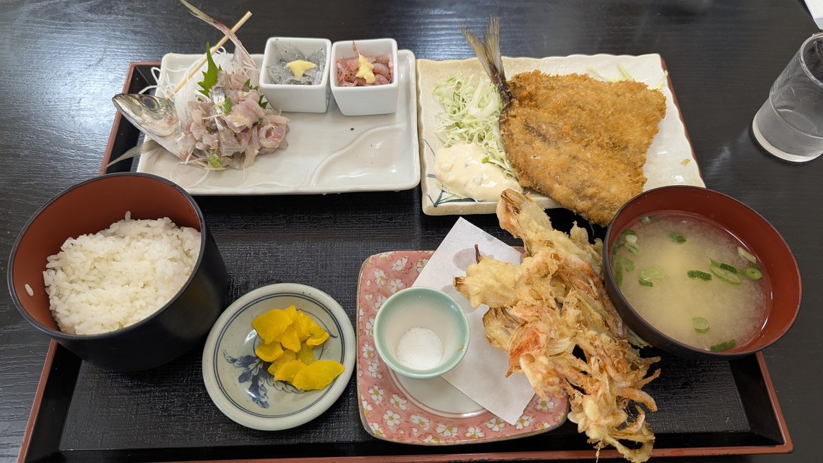TUBAKI_KAORI's tweet image. 「あじや」さんにて
朝昼食!やっぱ海辺に来ると
あじダヨ(*´・ω・)(・ω・`*)ネー
桜御膳 頂きます😋