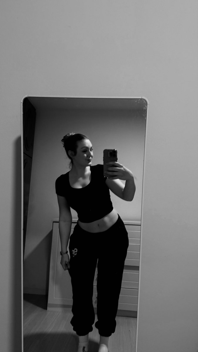 PaulaBelvedere1's tweet image. oq acharam do outfit de hj??💖🥰