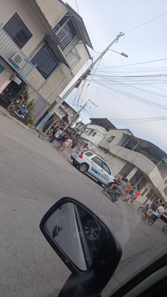 radiosondemanta's tweet image. Ataque armado deja un herido en el sector Ursa, en Manta

La tarde de este sábado se registró un ataque armado en el callejón Las Américas, sector Ursa, en la parroquia Tarqui de Manta. Moradores reportaron al menos 20 detonaciones y en el sitio se levantaron varios indicios…