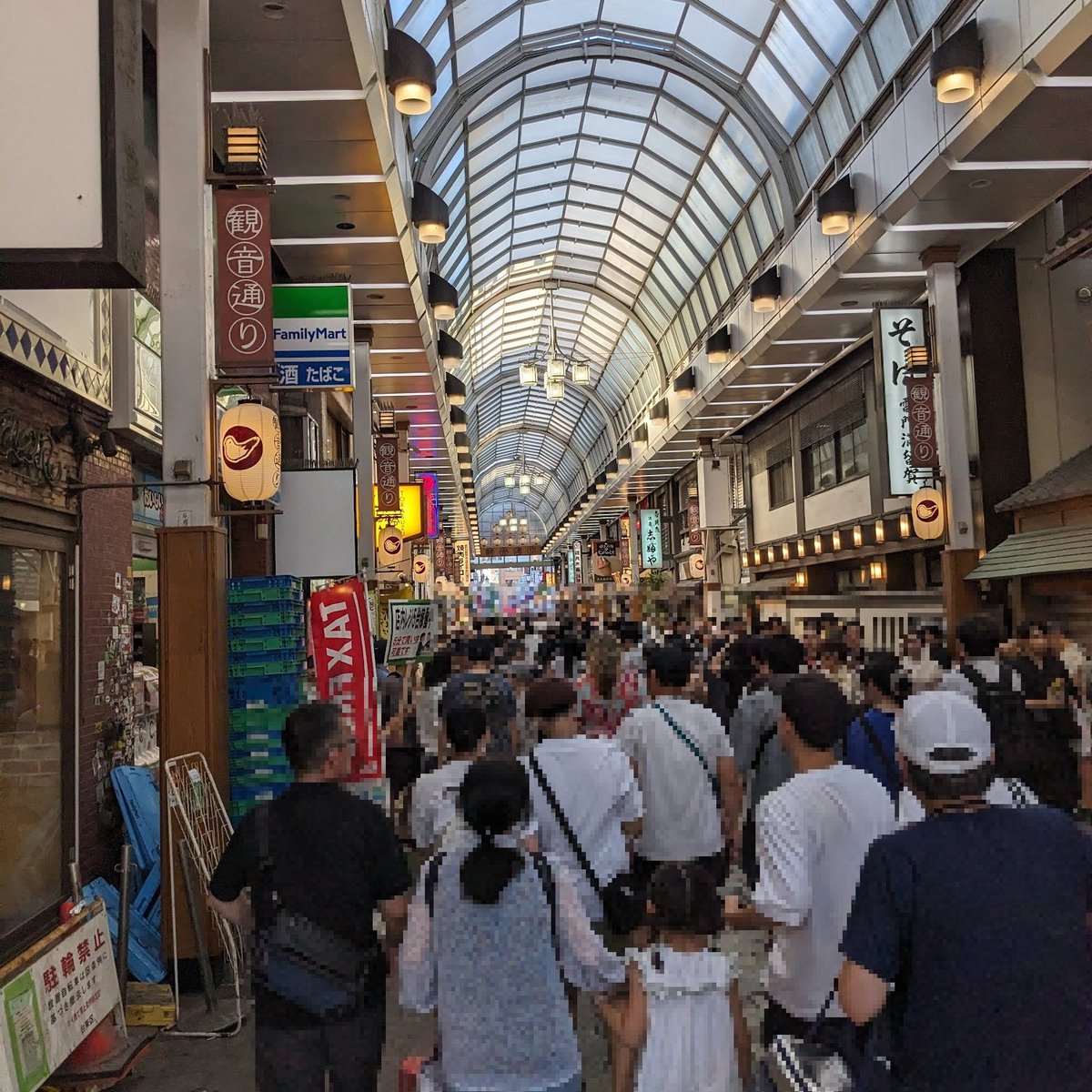 ninofku's tweet image. 隅田川花火大会。18時くらいに現地到着して20:30の終了まで、浅草付近でウロウロしてました。軽くレポ
事前情報として"すんごい人混みでほとんど動けない&花火も見れない"ような印象を受けてたのですが、思ってたよりも楽しめるのではと感じました…