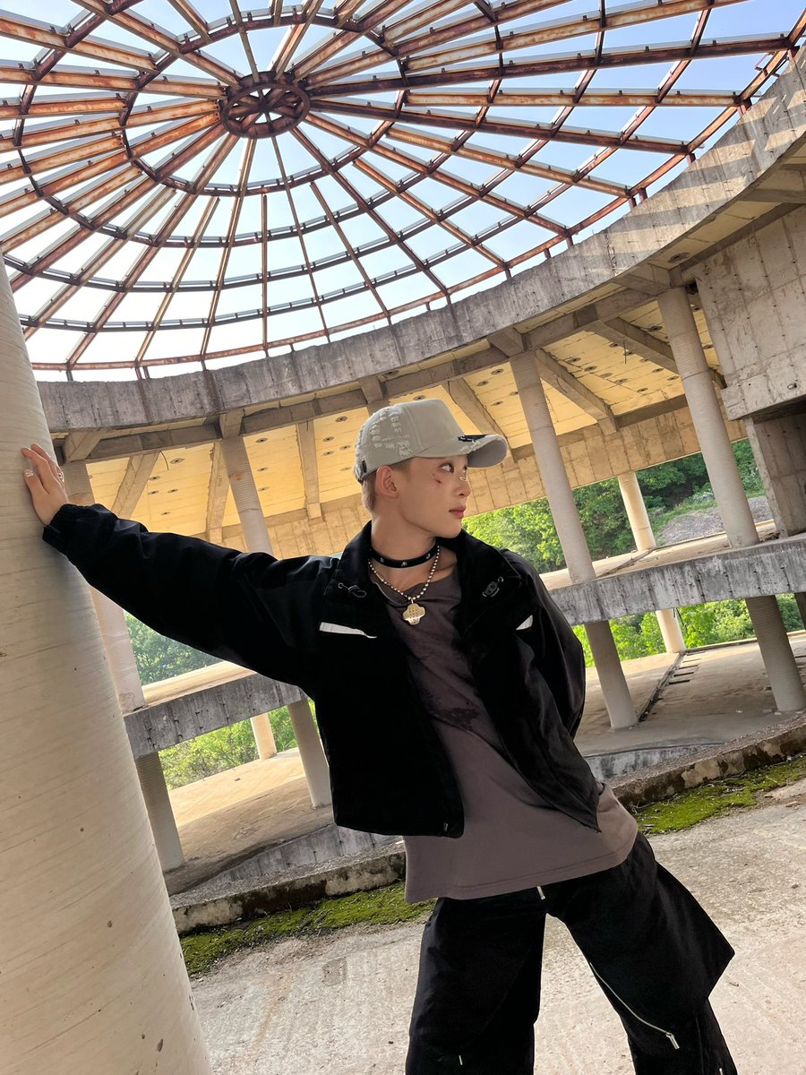 1VERSE_official's tweet photo. Got the whole world catching fire ❤️‍🔥

#1VERSE #유니버스 #HYUK #혁 
#Shattered #1VERSE_Shattered
#The1stVerse #1VERSE_The1stVerse https://t.co/l6y7uAjczt