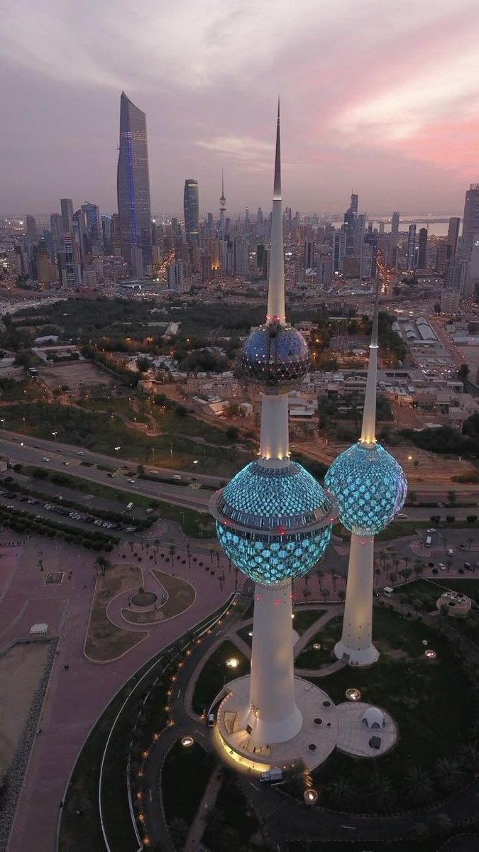 saddahalotaibi's tweet photo. #خور_عبدالله
#خور_عبدالله_كويتي 
#الكويت

يا منازعين الكويت بخور عبدالله
الخور ما يسرقه خاين وبوّاقي

اسمه على شيخنا قبل العبث كلّه
عبدالله بن صباح ولا هو عراقي

واليوم ودّه خبيث القلب يحتلّه
عيّا يصون الوفاء منبوذ الأخلاقي 

مطامعه من قديم الوقت منسلّه
ناقض عهوده يبور بكلّ ميثاقي

تاريخه اسود وقلبه فايض ٍ غِلّه
بالحقد والغدر والحيلات وش باقي

ايران تعقد عليه الأمر وتحلّه
سيادته راحت بتسعين طقاقي !!

مدري متى تستحي يا جارنا العلّه
وانته على سور جارك نازل وراقي

حفظ الله بلادي من كيد الاشرار 🇰🇼🇰🇼