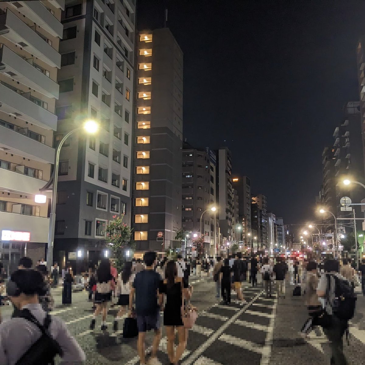ninofku's tweet image. 隅田川花火大会。18時くらいに現地到着して20:30の終了まで、浅草付近でウロウロしてました。軽くレポ
事前情報として"すんごい人混みでほとんど動けない&花火も見れない"ような印象を受けてたのですが、思ってたよりも楽しめるのではと感じました…