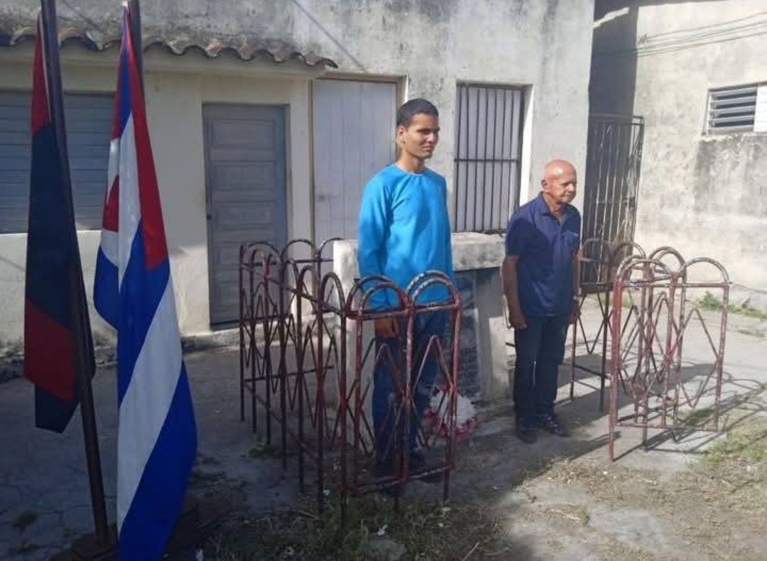 EmisoraCMHS's tweet photo. En #Caibarien se rindió homenaje al mártir de la gesta del Moncada, Pablo Agüero Guedes, desde su casa natal con la presencia de las principales autoridades del Partido y el Gobierno en el municipio como cada #26Dejulio. #Cuba #CDRCuba
📸 y ✍️🏻 Máximo R. Luz https://t.co/nG0X4BD8mr