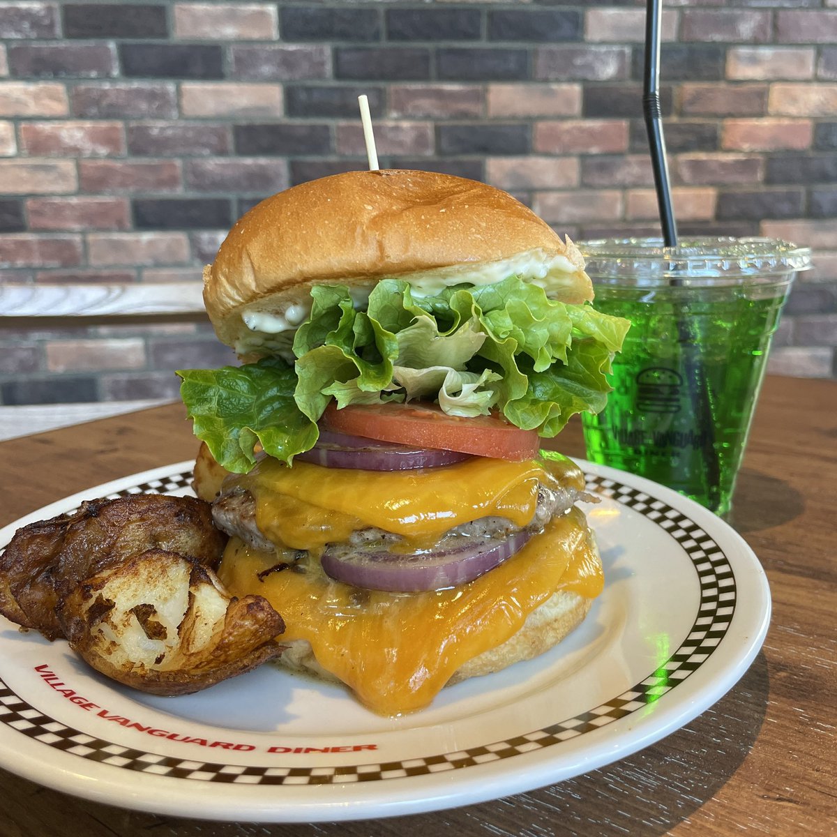 7月27日、28日、29日は
＼＼\\ ✨🍖肉の日🍖✨//／／

Wチーズバーガーが
通常価格 ¥2290(税込)のところ……

¥1960(税込)になります‼️‼️

330円もお得🉐にボリュームたっぷりのWチーズバーガーを楽しめます🥰🥰

ご来店お待ちしております♪
  #ヴィレッジヴァンガードダイナー下北沢店
 #下北沢