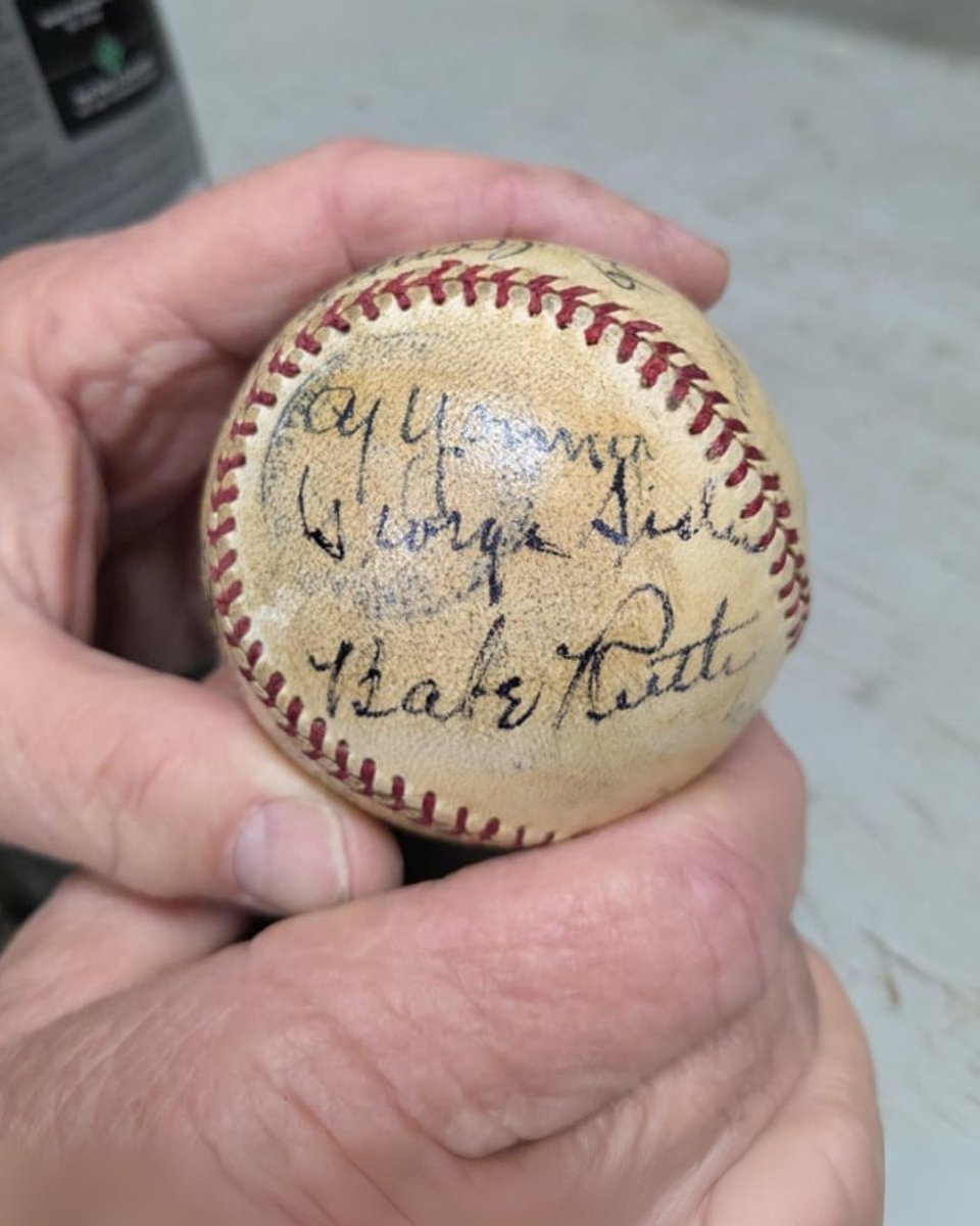 FanaticsCollect's tweet image. A man found this hidden in his family’s safe 🤯
Passed down from his great uncle - a passionate fan who spent years chasing autographs - the ball had gone mostly forgotten.
When he pulled it out, he noticed it was covered in signatures from some of the most iconic names in…