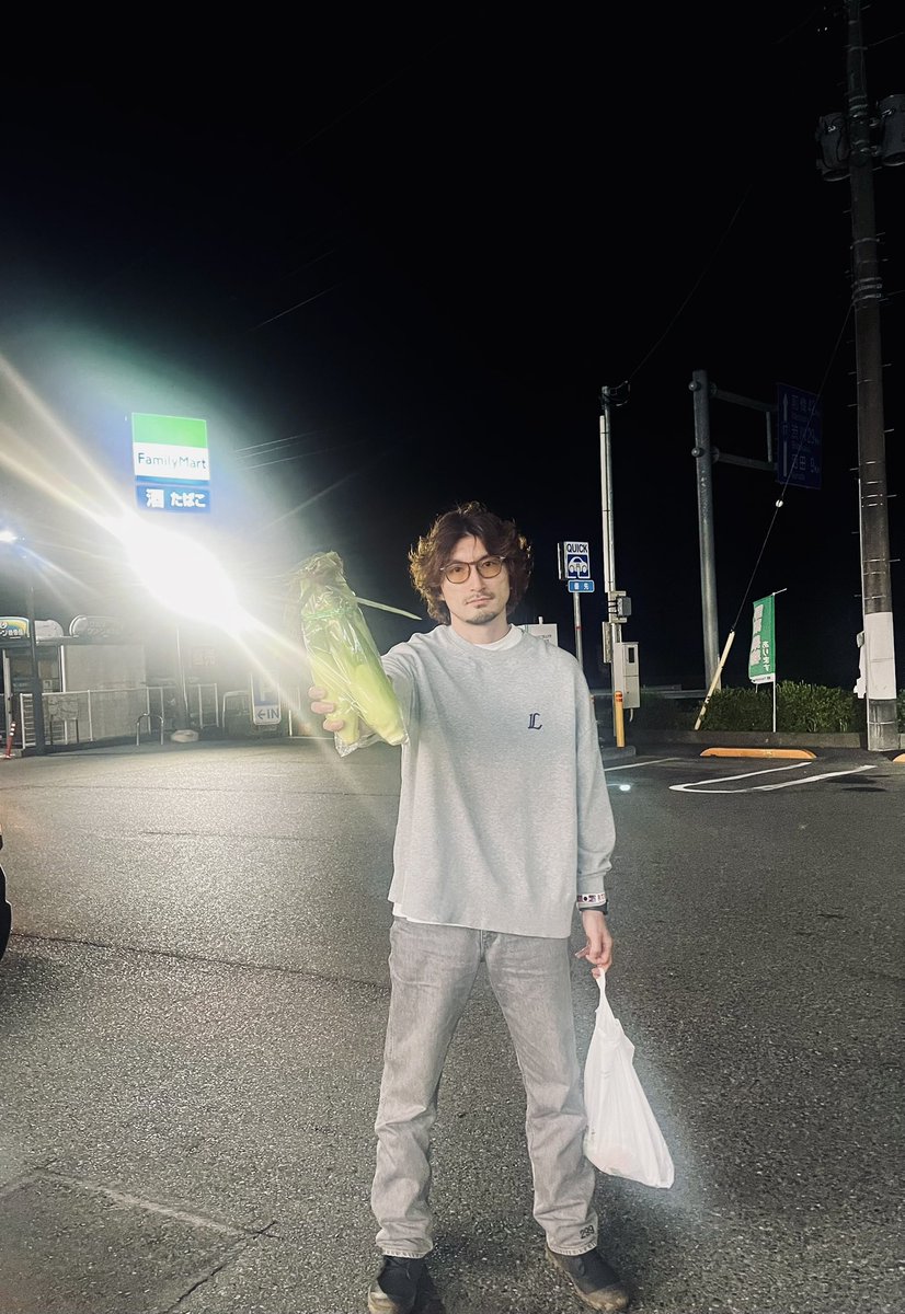 BRADIO_So1's tweet image. 誕生日はハイエースの中で迎えました
バンドマン冥利に尽きます
祝いの優しいお言葉をかけていただき皆様ありがとうございます🙇
フジ帰りのコンビニでコーン買って帰りました
今年も楽しくいこーん
#ちゃんとおじさんやります