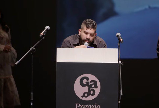 Quiero aprovechar este podio para hacer un llamado a los colegas, los medios y a la comunidad internacional en general, a poner los ojos en Haití. Y a terminar con lo que pareciera ser una gran complicidad colectiva por ignorar a una población a la que el racismo, en un ejercicio