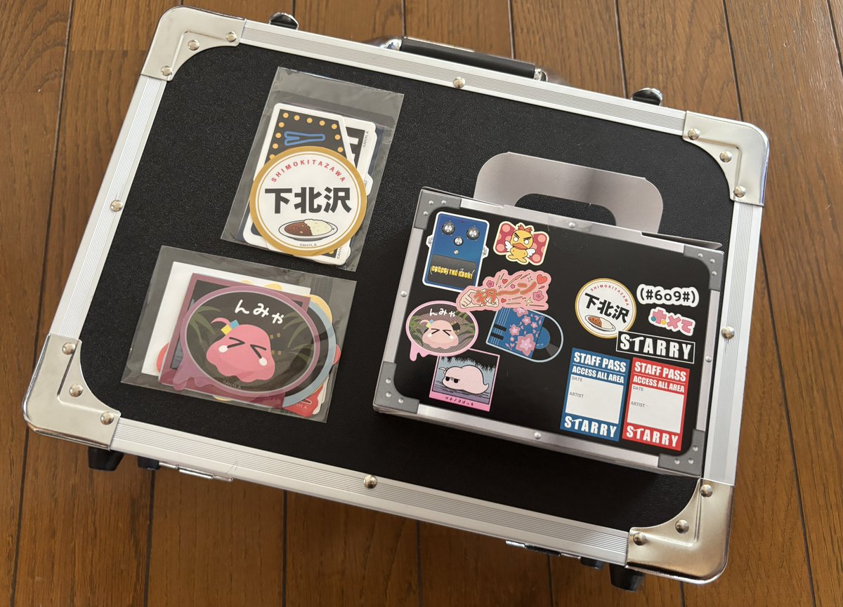 atsuuuu________'s tweet image. ぼざろ展でステッカーとクッキー買ったんですけど、クッキーの外箱デザインがエフェクターケースになってて推せる。
ちょうど家にエフェクターケースが転がってたんでステッカー貼って『エフェクターケース ぼざろ展Ver』を作ろうと本気で思ってます