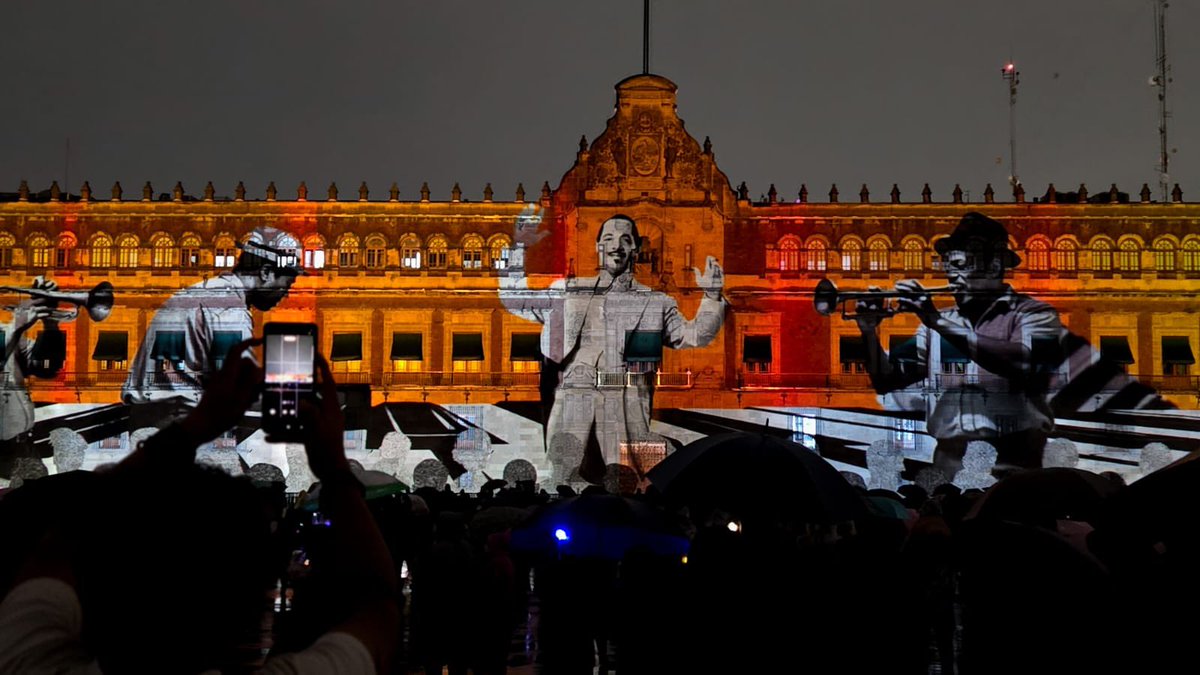 ¡No te quedes sin ver la Memoria Luminosa!✨

700 años de la historia de México-Tenochtitlan en un gran espectáculo de video mapping, te espera en el Zócalo capitalino.

🕙20:00 y 21:30 hrs
🗓️Hasta el 27 de julio
Entrada libre

¡La cultura se vive en la #CDMXCorazónGrande!