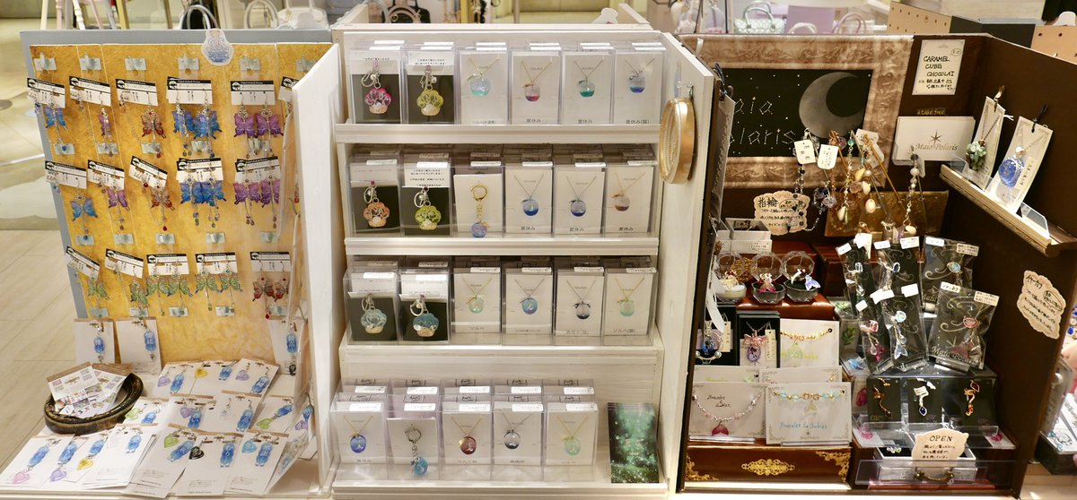 Caramel_Cube's tweet image. ✨🎊✨夏のCM 10日目✨🎊✨
✨🌷🎀#CARAMEL_MUSEUM 🎀🌷✨
遂に本日より中盤戦❣️
💎C中期作家様💎作品展示がスタート🎶
大型入れ替えの為会場の雰囲気は大きく変わっており、素敵な空間となっております💫
本日は会場販売限定デー🎪
p改めまして、ご来場心よりお待ちしております☺️