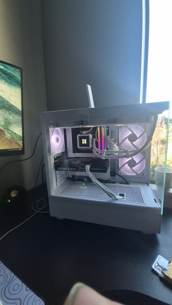 Shane58637790's tweet image. Well i got my computer back up and running am happy, now I need to get a white graphics card 👌👍