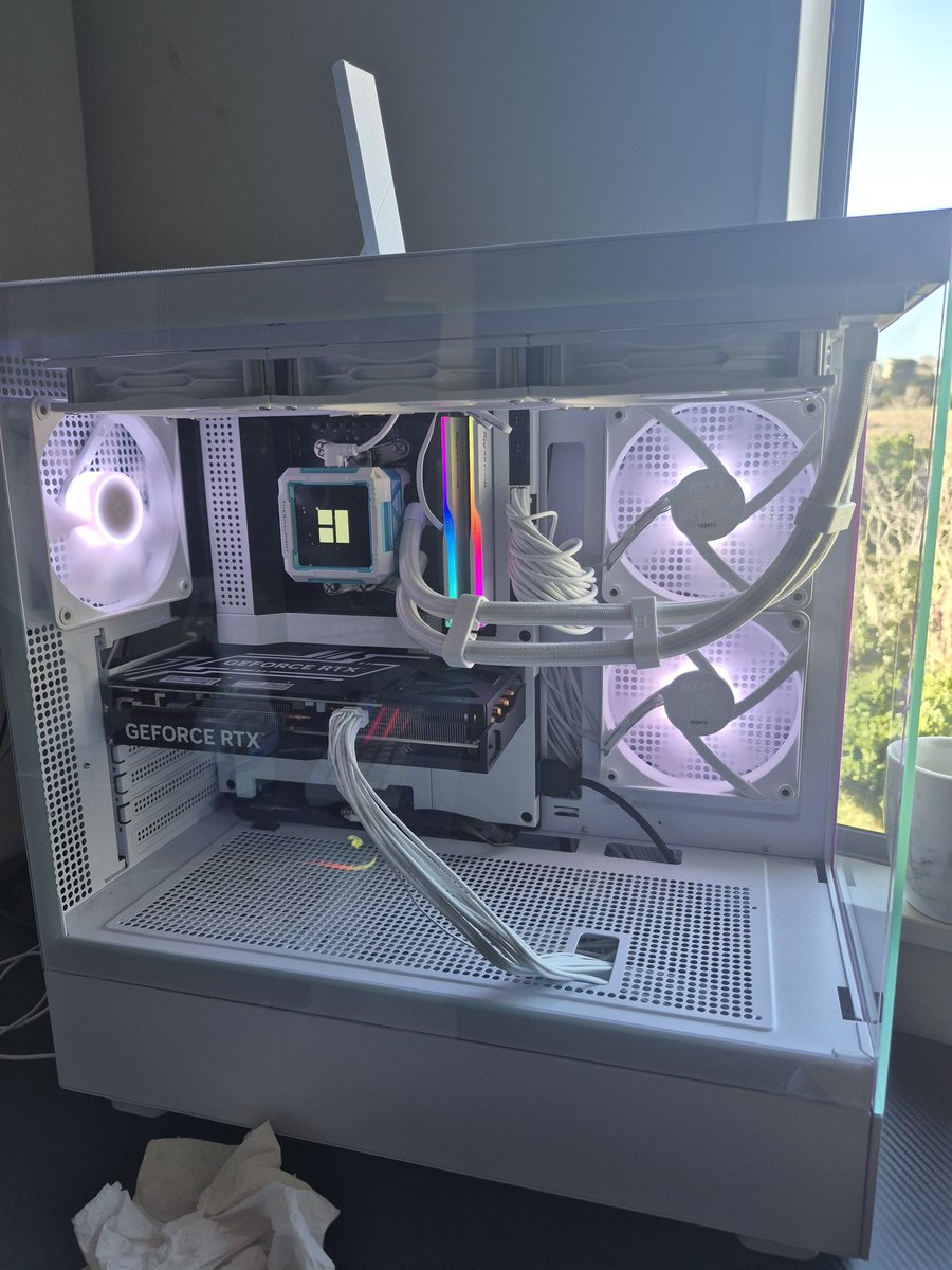 Shane58637790's tweet image. Well i got my computer back up and running am happy, now I need to get a white graphics card 👌👍