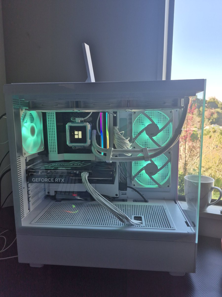 Shane58637790's tweet image. Well i got my computer back up and running am happy, now I need to get a white graphics card 👌👍