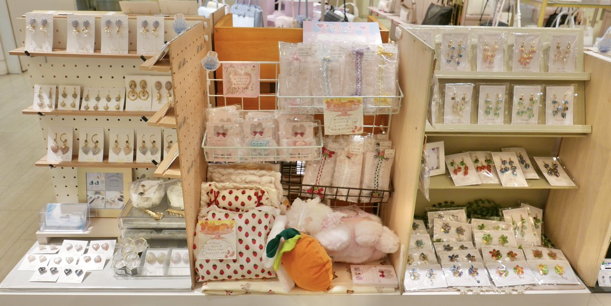 C_CHOCOLAT_C's tweet image. ✨🎊✨夏のCM 10日目✨🎊✨
✨🌷🎀#CARAMEL_MUSEUM 🎀🌷✨
遂に本日より中盤戦❣️
💎C中期作家様💎作品展示がスタート🎶
大型入れ替えの為会場の雰囲気は大きく変わっており、素敵な空間となっております💫
本日は会場販売限定デー🎪
p改めまして、ご来場心よりお待ちしております☺️