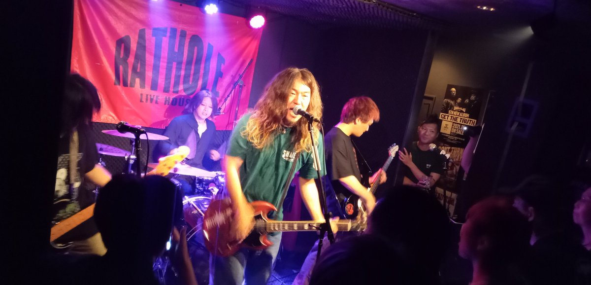 NEUTRAL_BASS's tweet photo. 昨日は柴崎RATHOLEありがとうございました!
楽しくライブさせてもらいました😄
STONE LEEK
SHAMES
は安定のライブ☺️
初見のHYPER DISORDER
変態変拍子をバシバシ決めててカッコよかった🙆
主催のユキちゃん、ナイスイベント👍
#NEUTRAL
#HYPERDISORDER
#SHAMES
#STONELEEK https://t.co/MD3G9CNDGQ